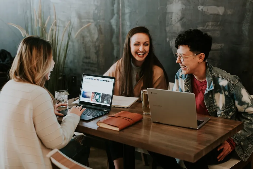 Formateur accompagnant un apprenant en formation hybride