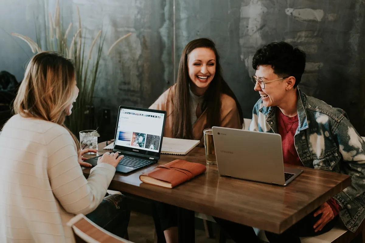 Formateur accompagnant un apprenant en formation hybride
